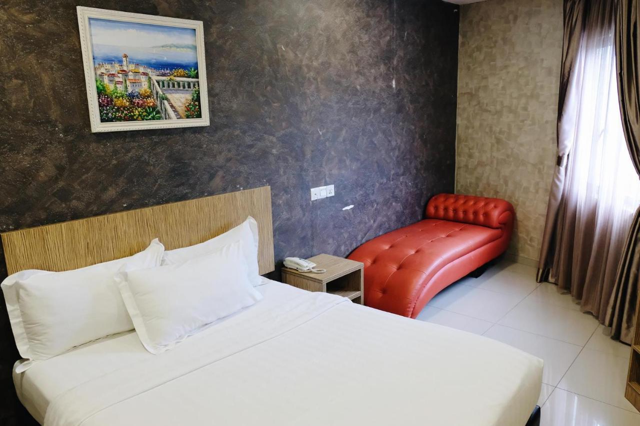 Era Plus Hotel Seri Kembangan Exterior photo