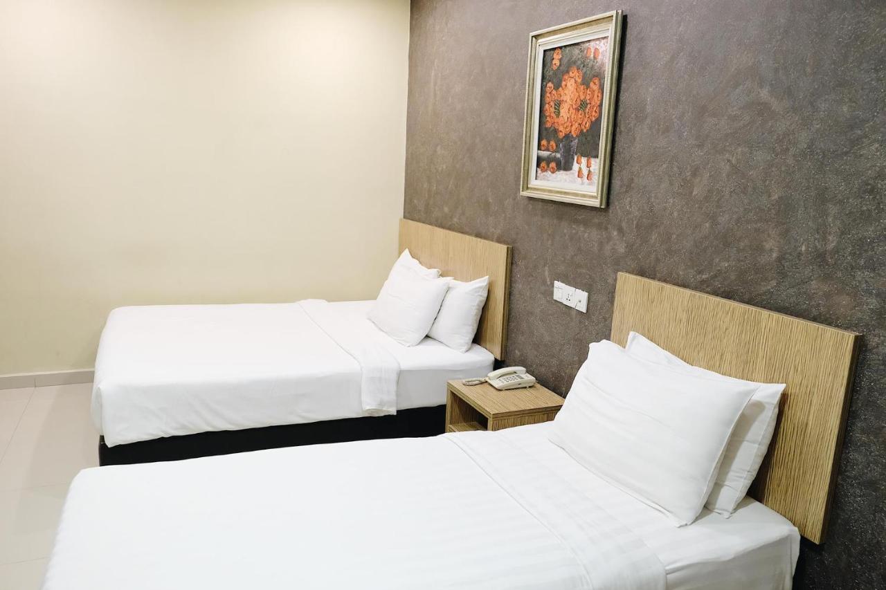 Era Plus Hotel Seri Kembangan Exterior photo