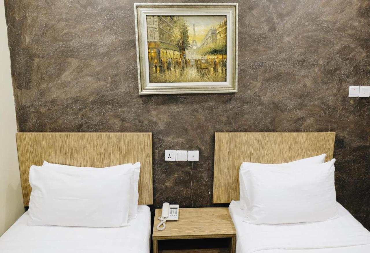 Era Plus Hotel Seri Kembangan Exterior photo