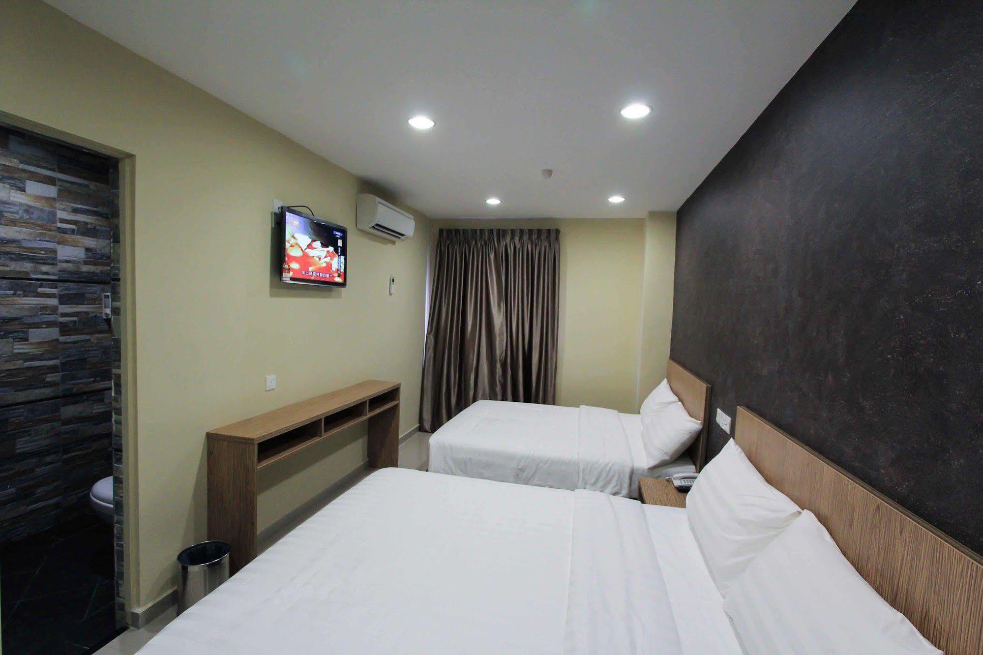 Era Plus Hotel Seri Kembangan Exterior photo